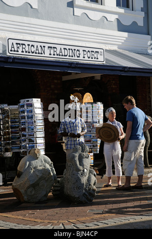 Touristen, die Einkaufsmöglichkeiten für Souvenirs in Kapstadt Südafrika Frau hält ein Korbgeflecht-Element Stockfoto