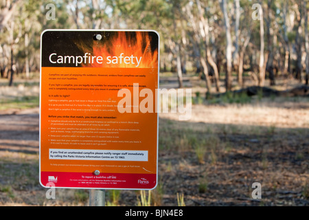 Ein Lagerfeuer Sicherheitszeichen im Barmah Wald in der Nähe von Echuca, Australien. Stockfoto