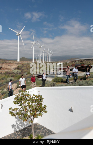 Besucher auf der neu eröffneten bioklimatischen Dorf am Instituto Tecnológico y de Energías Renovables Stockfoto