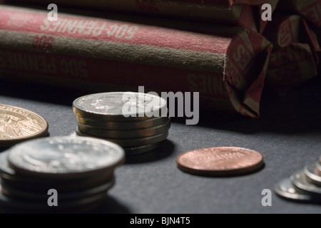 Nahaufnahme von gewalzten Pfennige, Nickel, Groschen, Viertel, Dollar auf schwarzem Hintergrund. Stockfoto