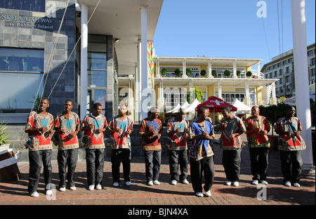 Gruppe der afrikanischen Sänger und Tänzer zu unterhalten, außerhalb der Nelson Mandela Gateway Gebäude V & A Waterfront Kapstadt Südafrika Stockfoto