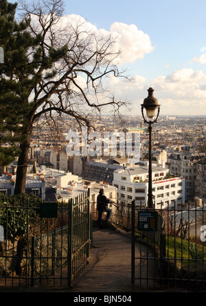 Ein Besucher einen Blick auf Paris vom Hügel von Sacre Coeur in Monmatre, Paris, Frankreich Stockfoto