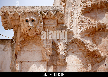 Steinmetzarbeiten und Skulpturen Kathedrale aus dem 15. Jahrhundert der weißen Stadt Ostuni, Apulien, Süditalien. Stockfoto