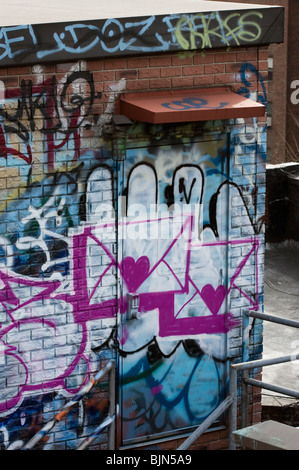 Graffiti auf den Aufbau von Dach Zugangstür in New York City. Stockfoto