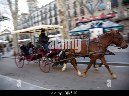 Pferd und Wagen mit Menschen auf der Rückseite in Barcelona - Bewegung Stockfoto