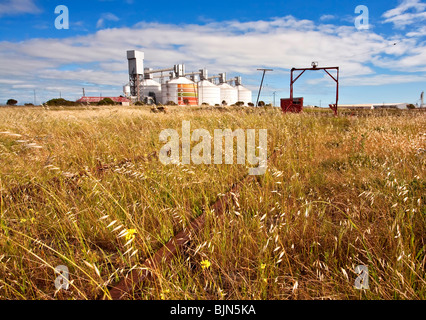 Wallaroo Getreide Silos und alten Zug umdrehen Stockfoto