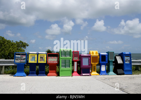 Reihe von Zeitung-Boxen in Florida Keys Stockfoto