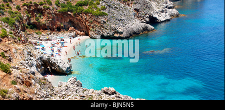 Isolierte Bucht Strand im Riserva Naturale Dello Zingaro [Naturreservat Zingaro] Scopello, Castellammare Del Golfo, Sizilien. Stockfoto