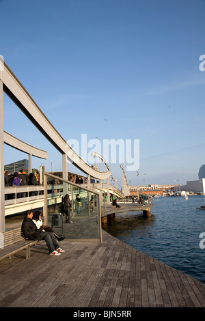 Das Deck und die Rambla De Mar Fußgängerbrücke in Richtung Maremagnum - Barcelona Stockfoto