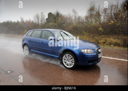 Audi A3 Auto bei starkem Regen auf Autobahn uk Stockfoto