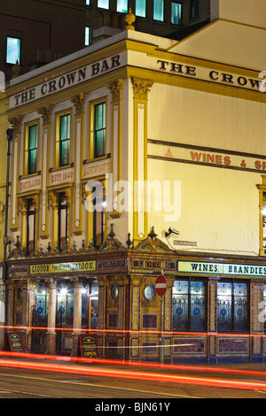 Die beleuchtete Fassade der Krone-Leiste auf Great Victoria Street, Belfast, Nordirland Stockfoto