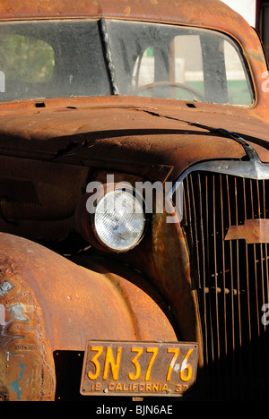 Alte rostige Auto Shoshone innerorts, California state Stockfoto