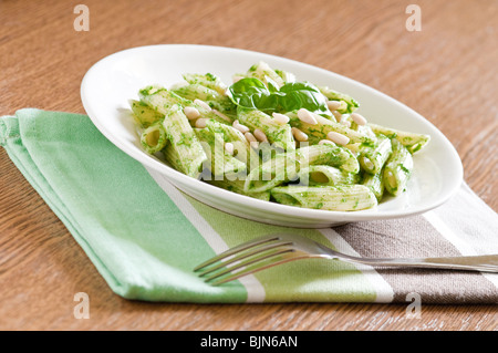 Pasta mit Pesto Soße auf Tisch Stockfoto