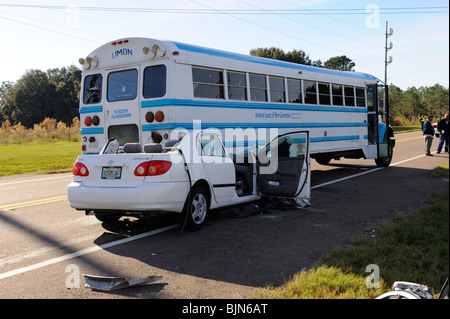 Tödliche Automobil Unfall mit einem Tod durch Ablenkung mit Handy für SMS-Nachrichten Stockfoto