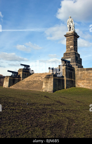 Collingwoods Denkmal bei Tynemouth. Die vier Kanone flankierenden Maßnahmen an der Basis sind von seinem Flaggschiff der Royal Sovereign Stockfoto