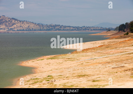 Lake Hume in New South Wales auf sehr niedrigem Niveau aufgrund der anhaltenden Dürre, Australien. Stockfoto