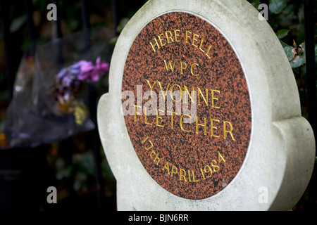 Denkmal in St James Square, WPC Yvonne Fletcher, die während der Belagerung der libyschen Botschaft in 1984 in London erschossen Stockfoto