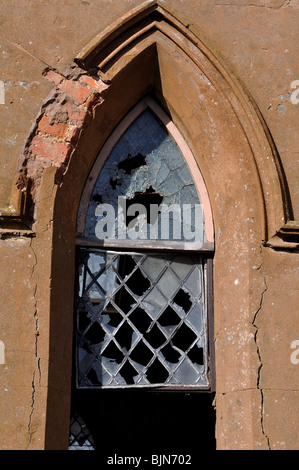 Zerbrochene Fensterscheiben auf verfallenen Kapelle, UK Stockfoto