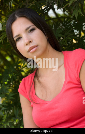 Porträt der schönen jungen Frau im roten Hemd. Stockfoto