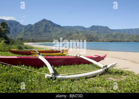 Ausleger-Kanus am Strand Hanalei Bay Kauai HI Stockfoto