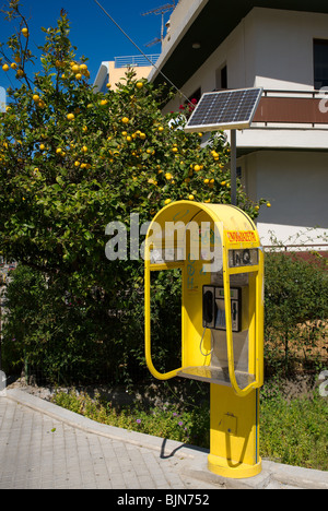 Griechischen öffentlichen Telefonzelle mit Solar-panel Stockfoto