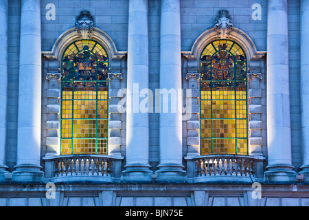 Farbige Glasfenster an der Außenseite der Belfast City Hall, renoviert und neu eröffnet im Jahr 2009, Belfast, Nordirland Stockfoto