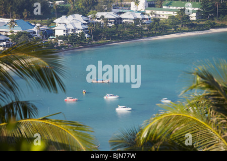 Blick auf Boote auf Ao Lo Dalam Beach, Ko Phi Phi Don, Provinz Krabi, Thailand Stockfoto