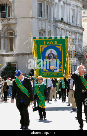 Demonstranten tragen Banner auf der 5th Avenue in New York Citys jährliche St. Patricks Day parade Stockfoto