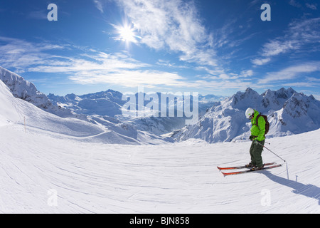 Balmen rote Piste vom Trittkopf Zürs St Saint Anton am Arlberg im Winterschnee Österreichische Alpen-Österreich-Europa Stockfoto