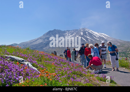 Leitfaden zeigt eine Gruppe von Touristen um das Besucherzentrum in Mount Saint Helens Washington State Stockfoto