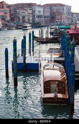 Gebäude und festgemachten Boote entlang des Canal Grande in Venedig, Italien Stockfoto