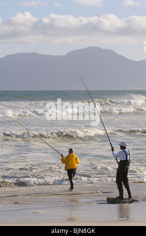 Männer Angeln vom Strand an der False Bay bei Muizenberg in der western Cape Südafrika Stockfoto