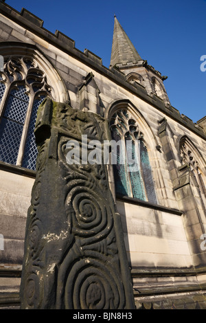 Sächsische Kreuz auf dem Kirchhof bei All Saints Church, Bakewell, Derbyshire. Stockfoto