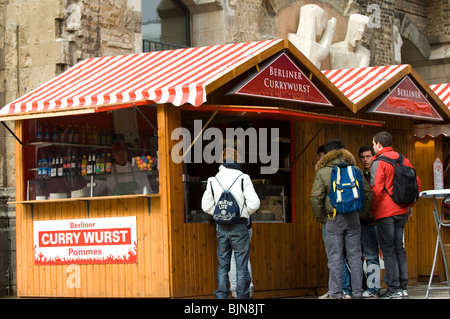 Menschen kaufen Curry außerhalb der Kaiser-Wilhelm-Denkmal Kirche Berlin Deutschland Stockfoto