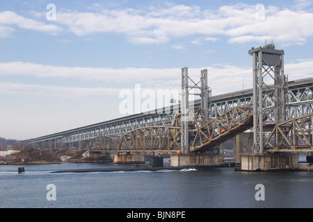 Ein Navy Los Angeles schnellen Angriff u-Boot Klasse durchläuft die Amtrak Themse Zugbrücke, Groton, Connecticut Stockfoto