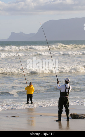 Männer Angeln vom Strand an der False Bay bei Muizenberg in der western Cape Südafrika Stockfoto