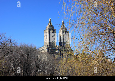 San Remo Apartmentgebäude am Central Park West, als von innen Central Park betrachtet. Stockfoto