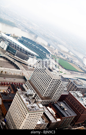 Luftaufnahme von Cincinnati Downtown und Fluss Ohio mit Paul Brown Stadium. Ohio, USA Stockfoto