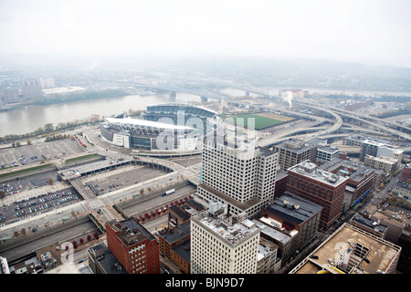 Luftaufnahme von Cincinnati Downtown und Fluss Ohio mit Paul Brown Stadium. Ohio, USA Stockfoto