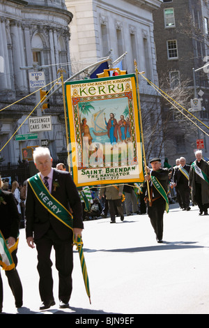 Demonstranten mit Banner in St. Patricks Day parade auf der 5th Avenue in Manhattan Stockfoto