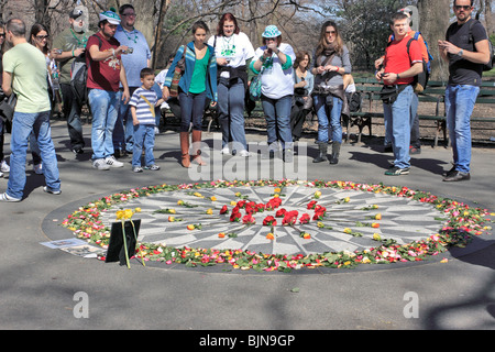 Touristen und andere Leute an der John Lennon Strawberry Fields Memorial, Central Park, Manhattan, New York City Stockfoto