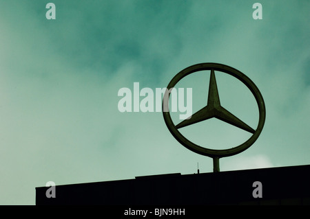 Das Mercedes Benz-Logo auf der Oberseite Bau Berlin Deutschland Stockfoto