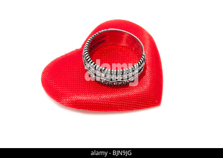 Rotes Herz und Silber Ring mit Diamanten drauf. Isoliert auf weißem Hintergrund Stockfoto
