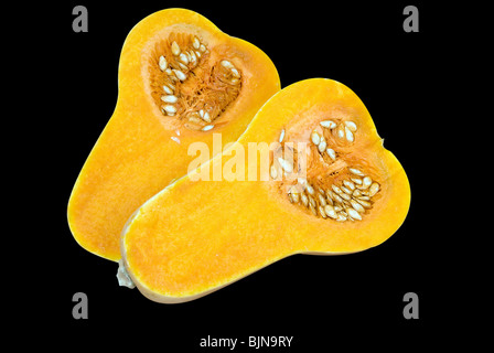 Butternut Gemüse Schneiden in der Hälfte zeigt die leuchtend orange Fruchtfleisch und Samen Stockfoto