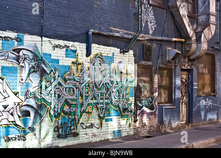 Graffitis in einer kleinen Straße von Montreal, direkt an der Rue Sainte-Catherine. Unbekannter Künstler. Stockfoto