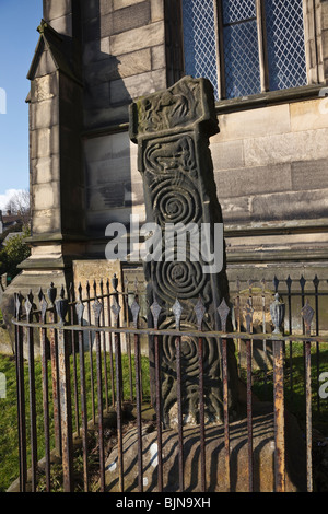 Sächsische Kreuz auf dem Kirchhof bei All Saints Church, Bakewell, Derbyshire. Stockfoto