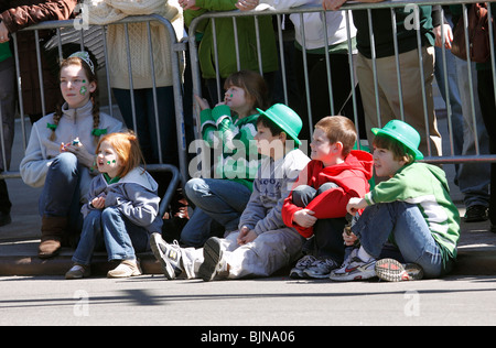 Kinder beobachten die St. Patricks Day Parade auf der 5th Avenue in Manhattan, New York City Stockfoto