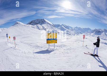 Stubenbach rote Piste Lech in der Nähe von Saint St. Anton am Arlberg im Winterschnee Österreichische Alpen-Österreich-Europa Stockfoto