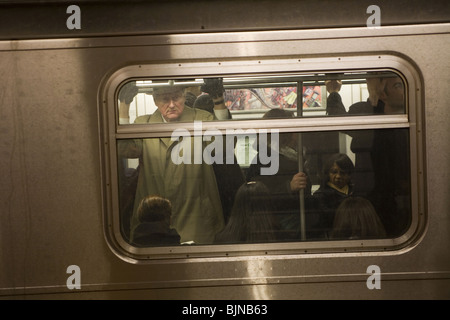 Geschäftsmann fährt die u-Bahn auf der Ostseite von Manhattan uptown. Stockfoto