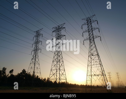 Smoggy Südkalifornien macht drei Türme bei Sonnenaufgang. Stockfoto